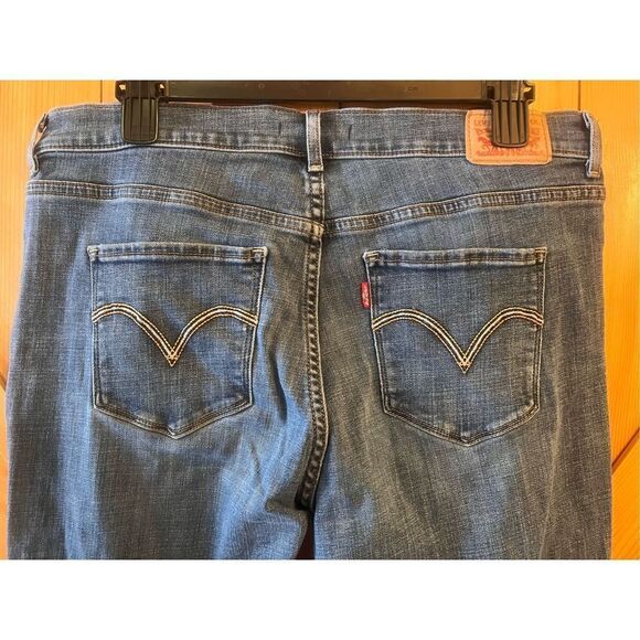 Levi's Floral Embroidered Classic Bootcut Jeans, size 31x32 Medium Wash (1179) - Picture 6 of 8